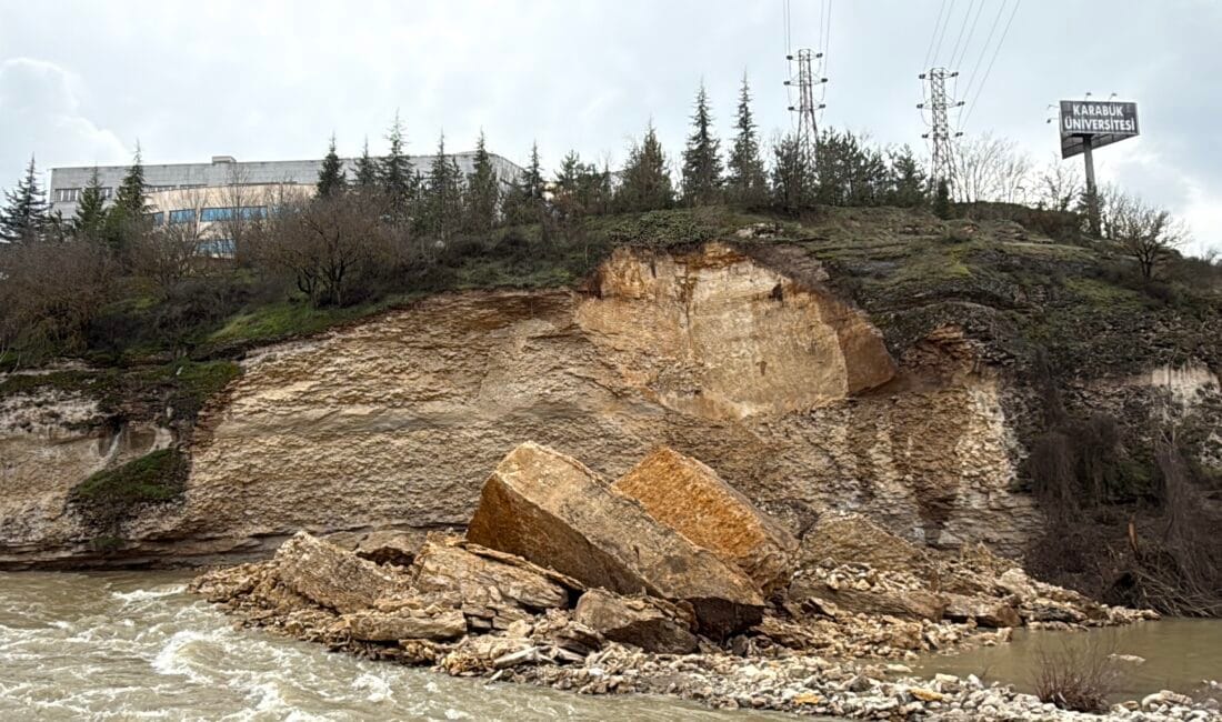 Karabük Üniversitesi Balıklar Kayası mevkiinde, rektörlük binasının alt kısmında heyelan