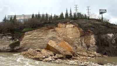Karabük Üniversitesi Balıklar Kayası mevkiinde, rektörlük binasının alt kısmında heyelan