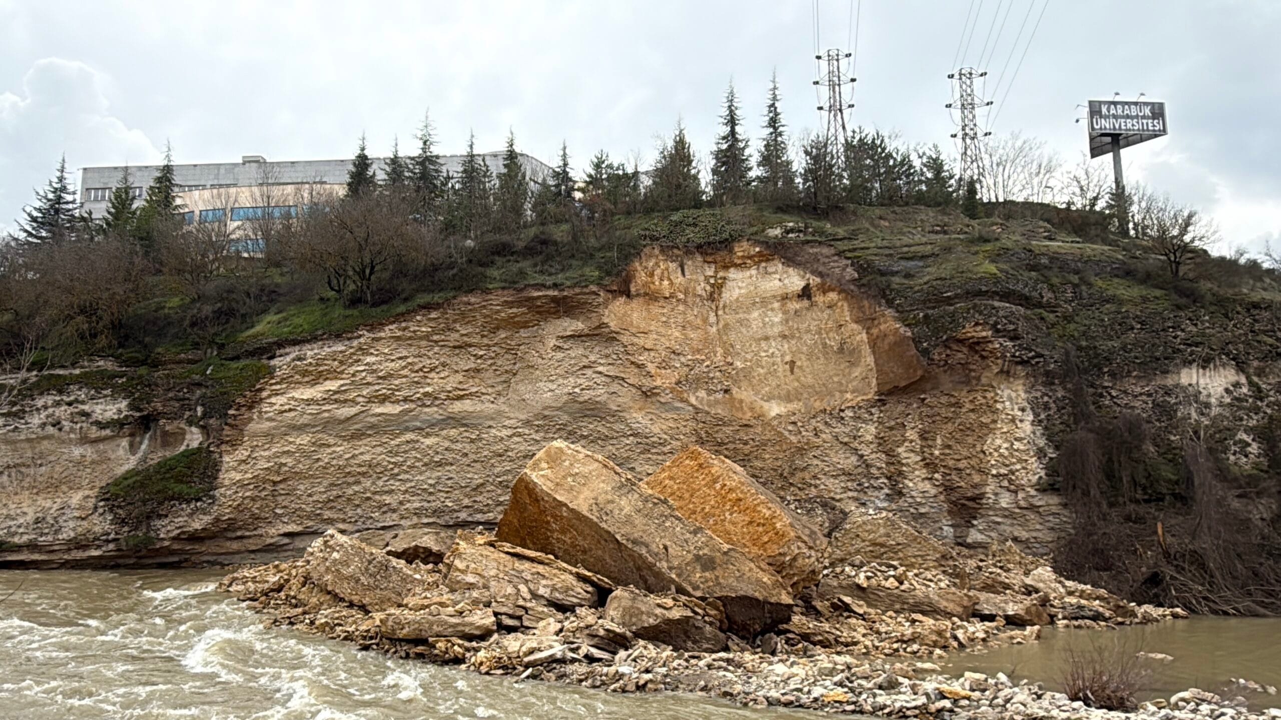 Karabük Üniversitesi Balıklar Kayası mevkiinde, rektörlük binasının alt kısmında heyelan