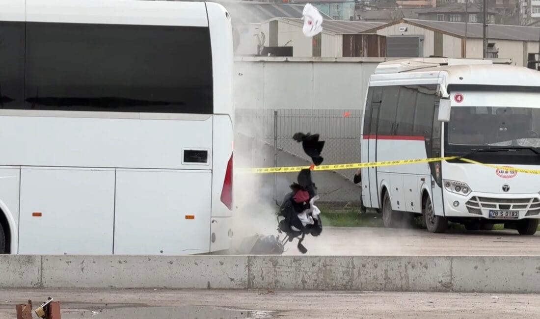 Karabük’te açık otoparka bırakılan valiz bomba imha uzmanlarınca patlatıldı. Valizden
