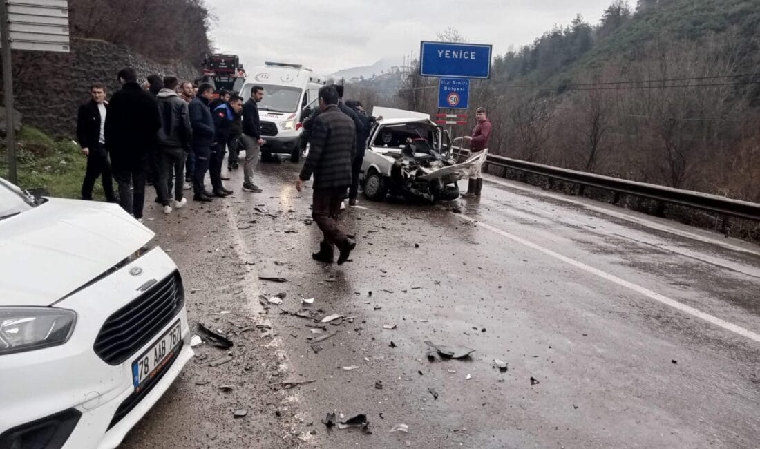 Karabük’ün Yenice ilçesinde hafif ticari araç ile otomobilin çarpıştığı kazada