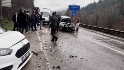 Karabük’ün Yenice ilçesinde hafif ticari araç ile otomobilin çarpıştığı kazada