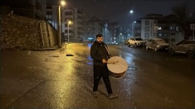 KAR YAĞIŞI ALTINDA DAVULCULARIN SAHUR MESAİSİ BAŞLADI Karabük’te Ramazan’ın ilk sahurunda 5000 Evler 75. Yıl Mahallesi’nde davulcu