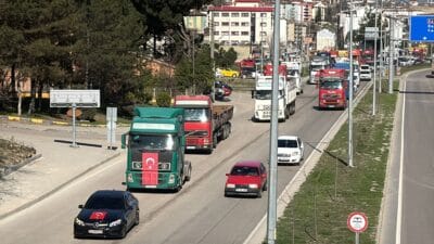 Karabük’te 70 tırın katıldığı tırcı konvoyu kent merkezinde trafiği kilitledi.