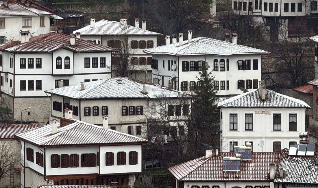 SAFRANBOLU’NUN TARİHİ KONAKLARI KARLA KAPLANDI Karabük’ün Safranbolu ilçesinde sabah saatlerinde etkisini artıran kar yağışı, tarihi