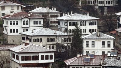 SAFRANBOLU’NUN TARİHİ KONAKLARI KARLA KAPLANDI Karabük’ün Safranbolu ilçesinde sabah saatlerinde etkisini artıran kar yağışı, tarihi
