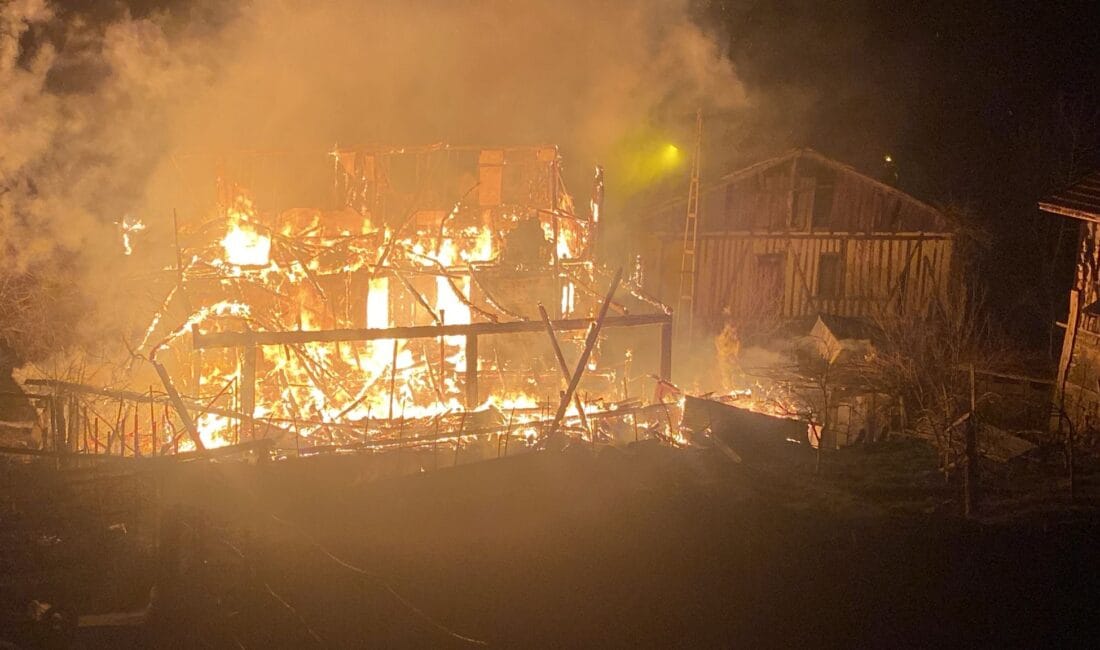 Karabük’ün Ovacık ilçesinde 2 katlı ahşap evde yangın çıktı. Yangında