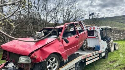 KONTROLDEN ÇIKAN OTOMOBİL BAHÇEYE UÇTU Kontrolden Çıkan Otomobil Bahçeye Uçtu: Sürücü Yaralandı Karabük-Kastamonu karayolunda meydana