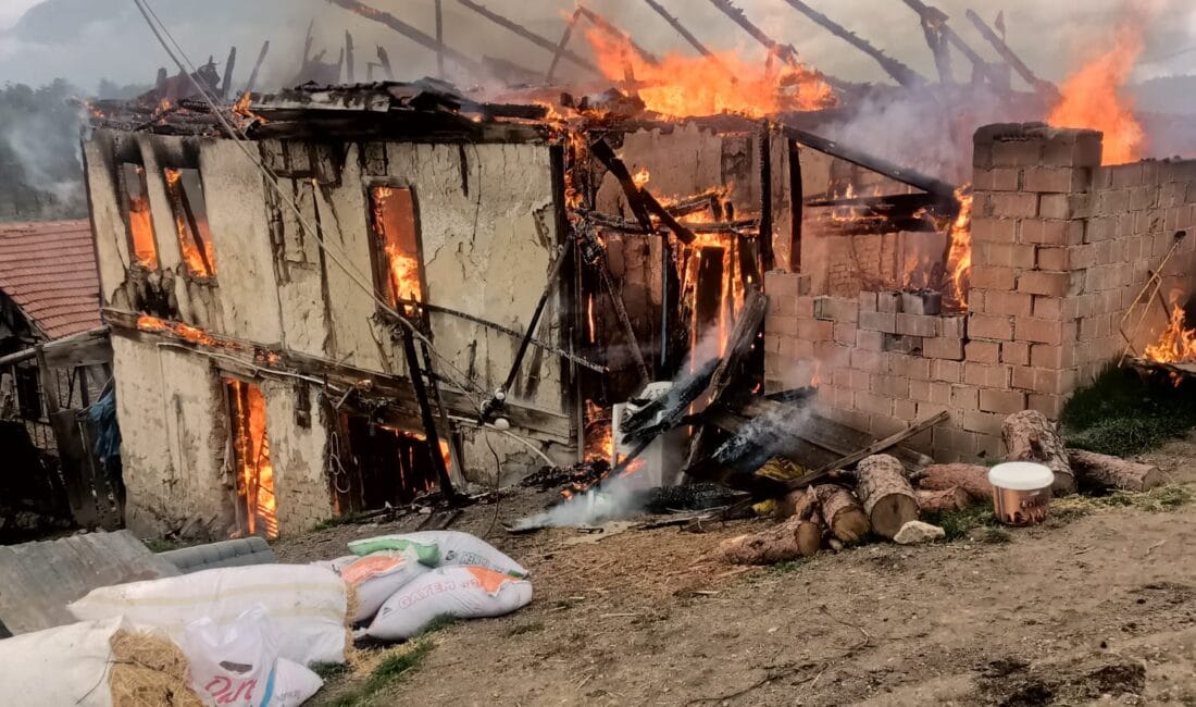 KARABÜK’TE 2 KATLI AHŞAP EV ALEVLERE TESLİM OLDU Karabük’te 2 katlı ahşap evde çıkan yangın sonrası ev kullanılamaz