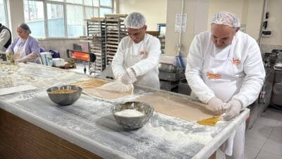 SAFRANBOLU’DA BAYRAM ÖNCESİ “LOKUM” HAREKETLİLİĞİ Safranbolu’da Ramazan Bayramı öncesi turizm hareketliliğiyle birlikte lokumcularda da yoğunluk