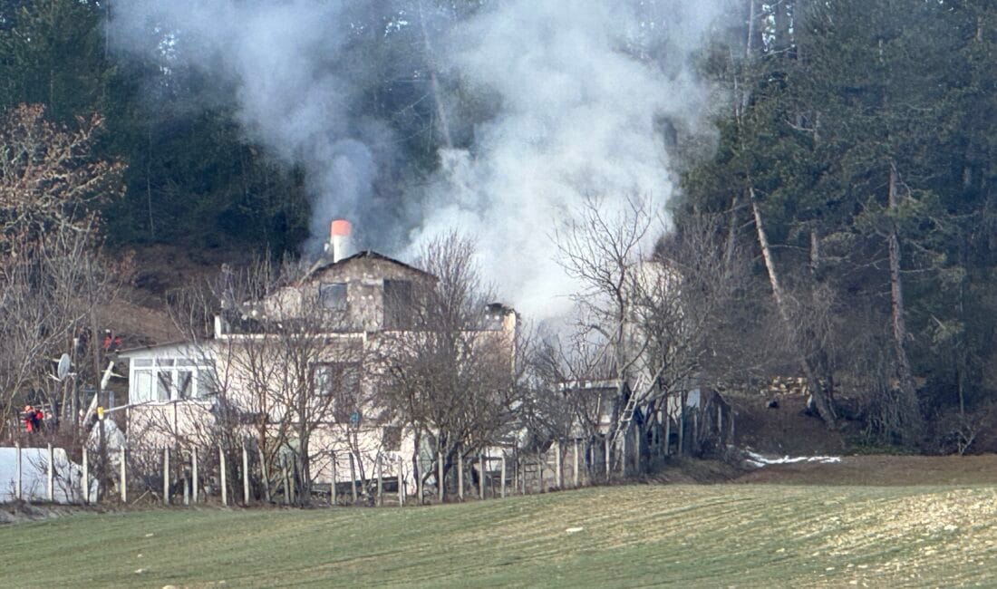 EFLANİ’DE 2 KATLI MÜSTAKİL EVDE ÇIKAN YANGINDA 1 KİŞİ ÖLDÜ Eflani ilçesinde iki katlı müstakil evde çıkan yangın faciaya yol