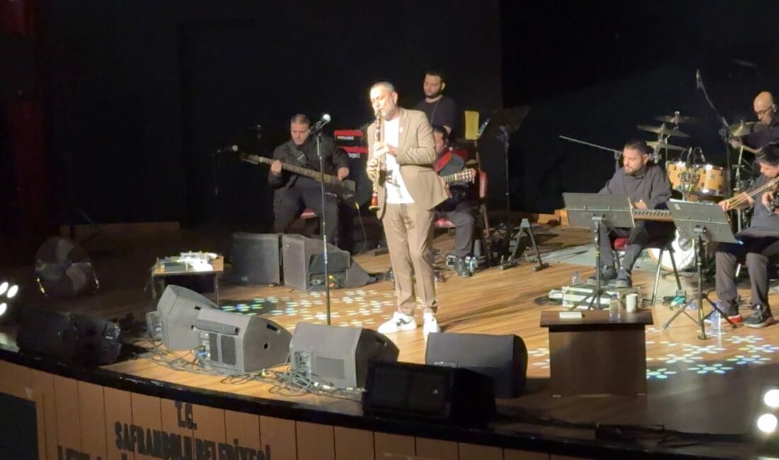 KLARNETİN USTASI HÜSNÜ ŞENLENDİRİCİ SAFRANBOLU’YU BÜYÜLEDİ Hüsnü Şenlendirici, Safranbolu ilçesinde verdiği konserle müzikseverlere unutulmaz bir akşam