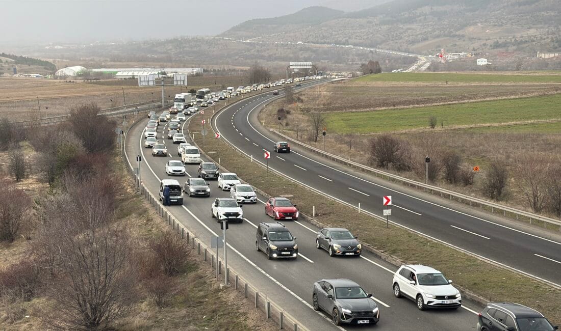 KEMİKLİ RAMPASI’NDA BAYRAM YOĞUNLUĞU RAMAZAN Bayramı tatili dönüşünde D-100 kara yolunun Karabük kesiminde Eskipazar ilçesi