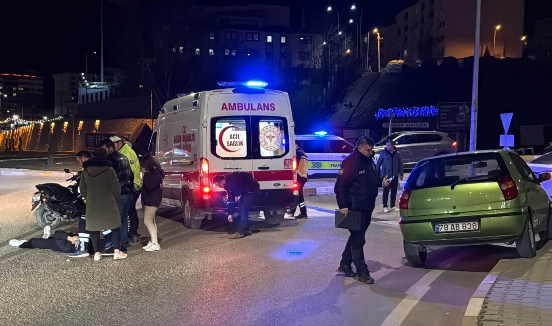 MOTOSİKLET İLE OTOMOBİL ÇARPIŞTI; 2 YARALI Karabük’te meydana gelen trafik kazasında otomobil ile motosikletin çarpışması sonucu