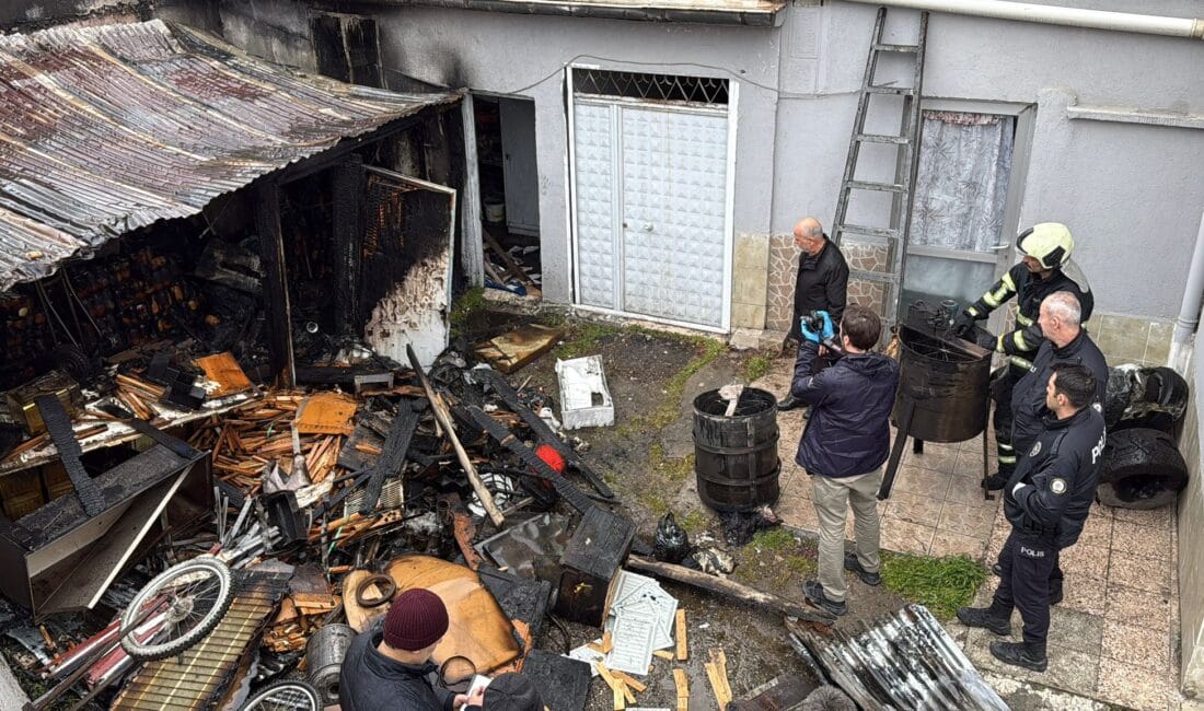 CAMİNİN YANINDAKİ DEPODA YANGIN ÇIKTI Karabük’te caminin yanında depoda çıkan yangın paniğe neden oldu. Olayda