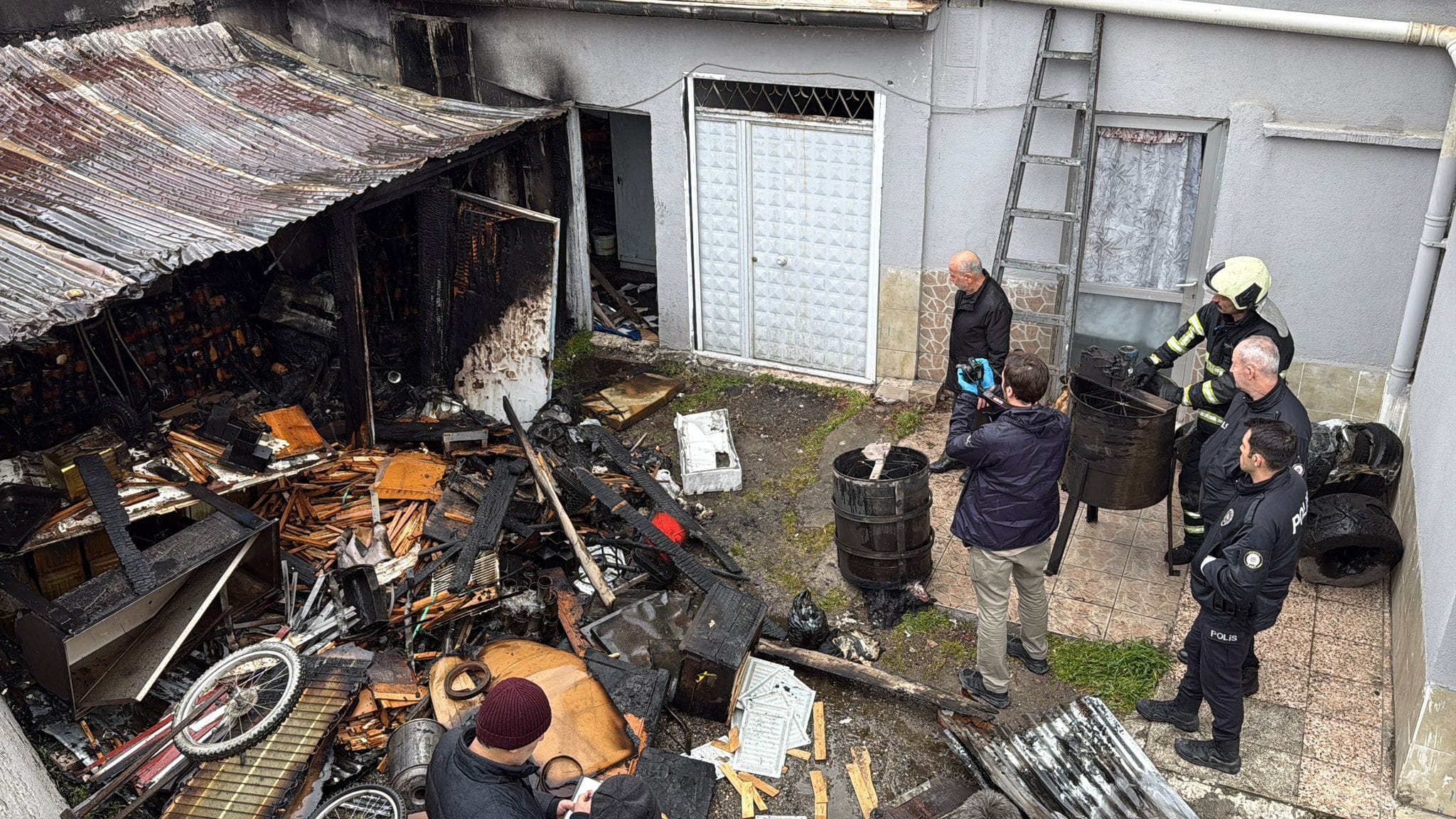 Karabük’te caminin yanında depoda çıkan yangın paniğe neden oldu. Olayda
