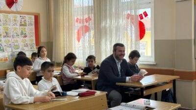 BAŞKAN ÇETİNKAYA’DAN MİNİKLERE YEREL YÖNETİM DERSİ Başkan Çetinkaya’dan Miniklere Yerel Yönetim Dersi Karabük Belediye Başkanı Özkan