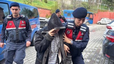 Karabük’te M.A.(40) tartıştığı eşi Mustafa A.’yı (47) tüfekle başından yaraladı.