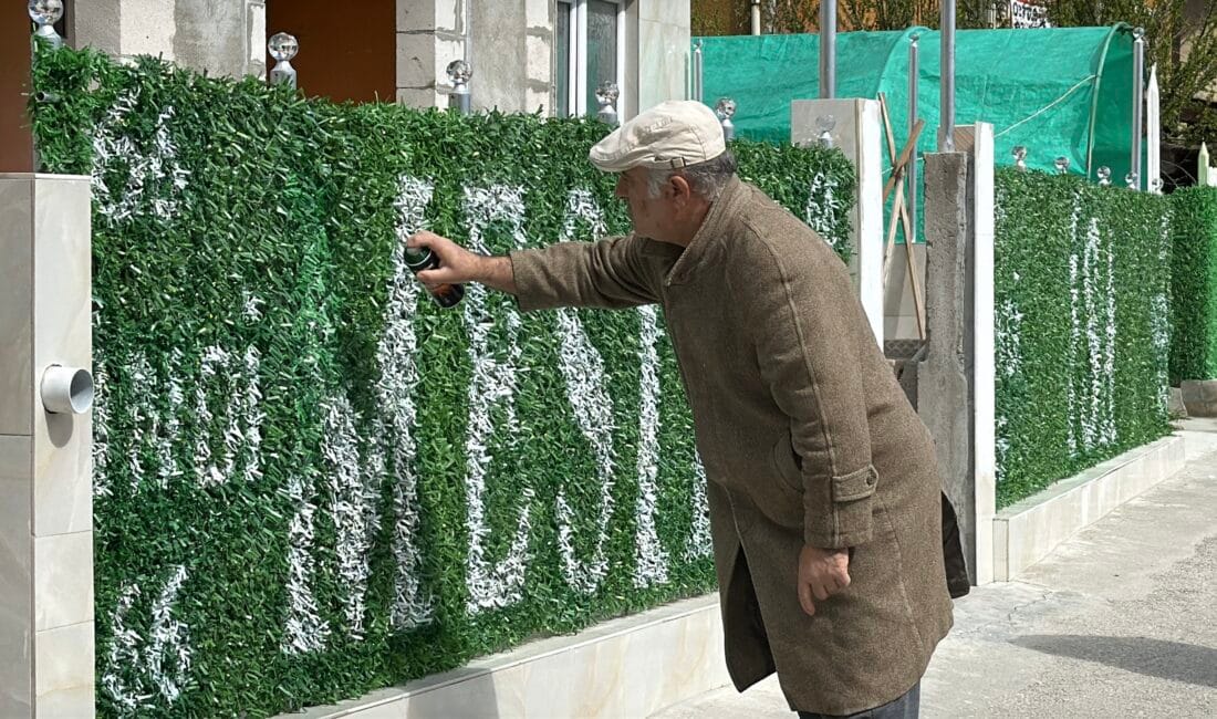 MESİH’İM DİYEREK YAZDI, EKİPLER SİLDİRDİ Karabük’te bir vatandaş kendisini ‘Mesih’ ilan ederek evinin çatısı ve