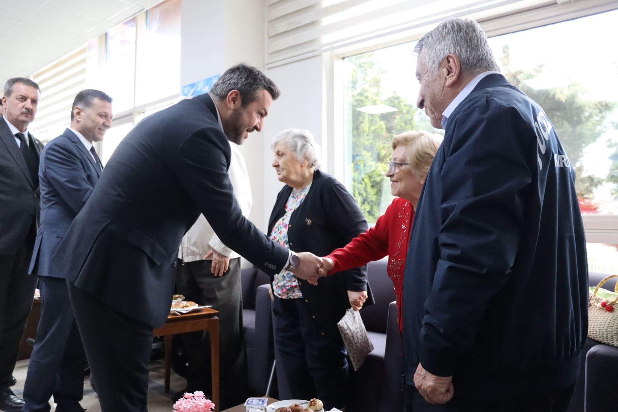 Karabük Belediye Başkanı Özkan Çetinkaya, Yücel Huzurevi’ni ziyaret ederek huzurevi