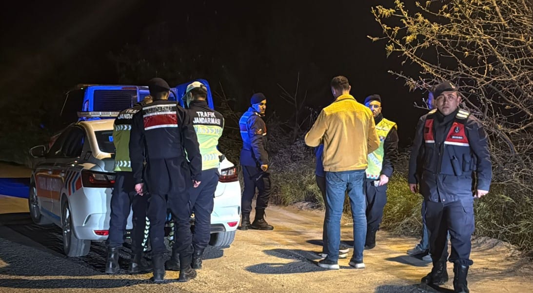 Karabük’te Jandarma’nın dur ihtarına uymayan ehliyetsiz otomobil sürücüsüne 400 bin