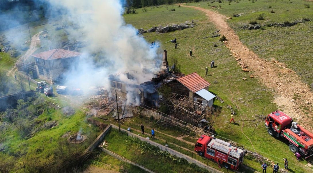 Safranbolu’da iki katlı ahşap evde yangın çıktı. Yangında ev kullanılamaz