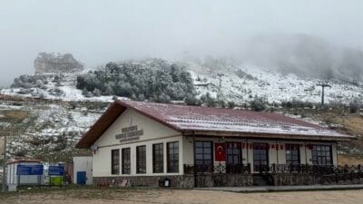 Karabük’te 2 bin rakımlı Keltepe Kayak Merkezi’nin bulunduğu bölgede kar