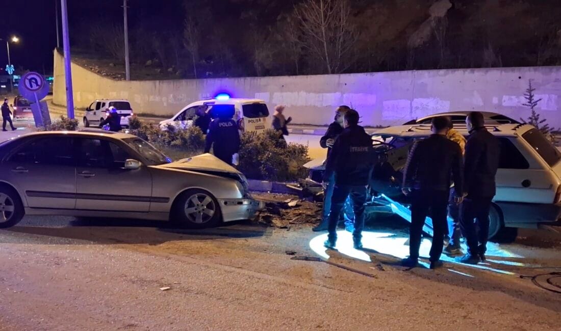 Karabük’ün Eskipazar ilçesinde iki otomobilin çarpıştığı kazada 3’ü çocuk 6