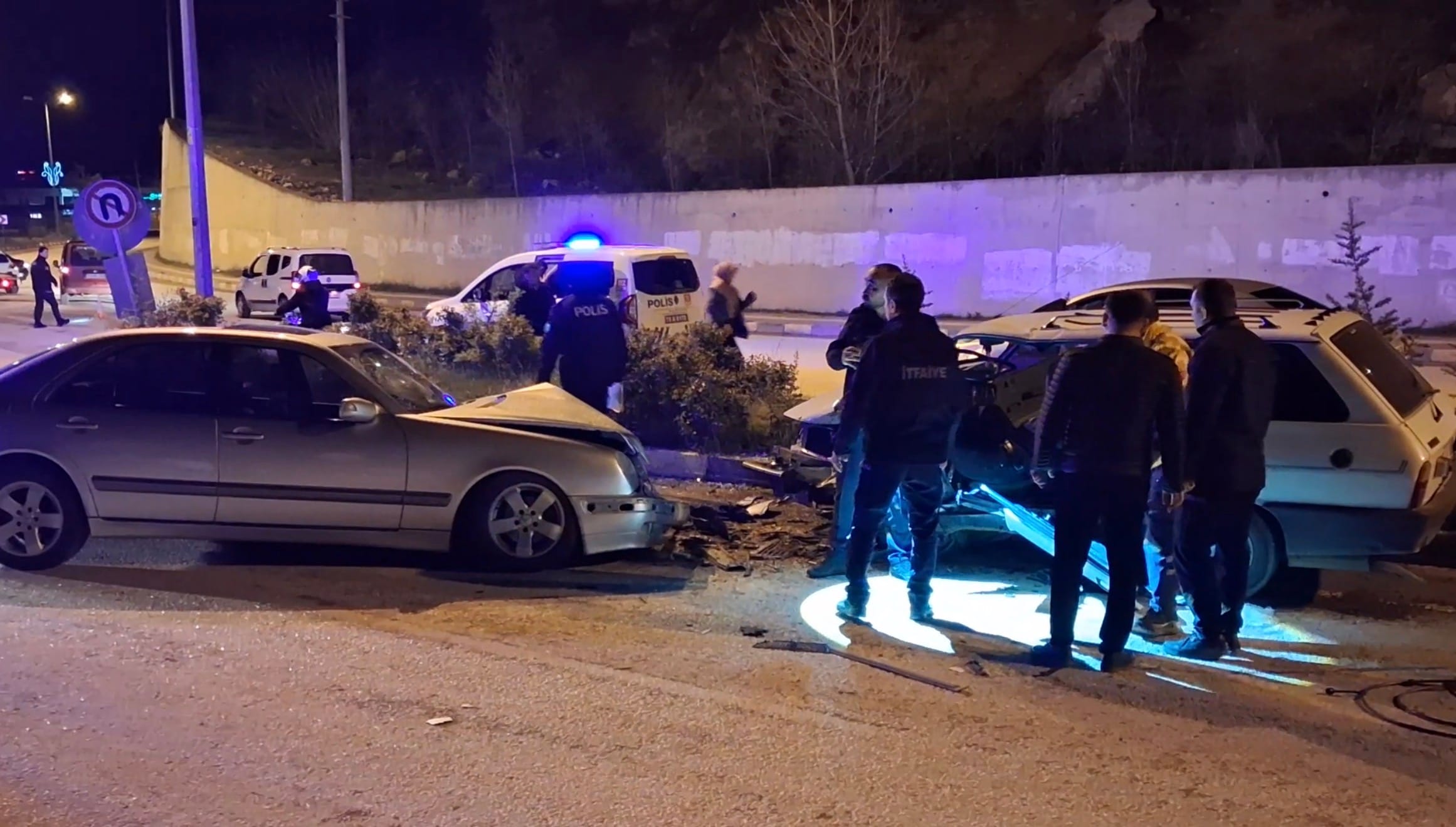 Karabük’ün Eskipazar ilçesinde iki otomobilin çarpıştığı kazada 3’ü çocuk 6