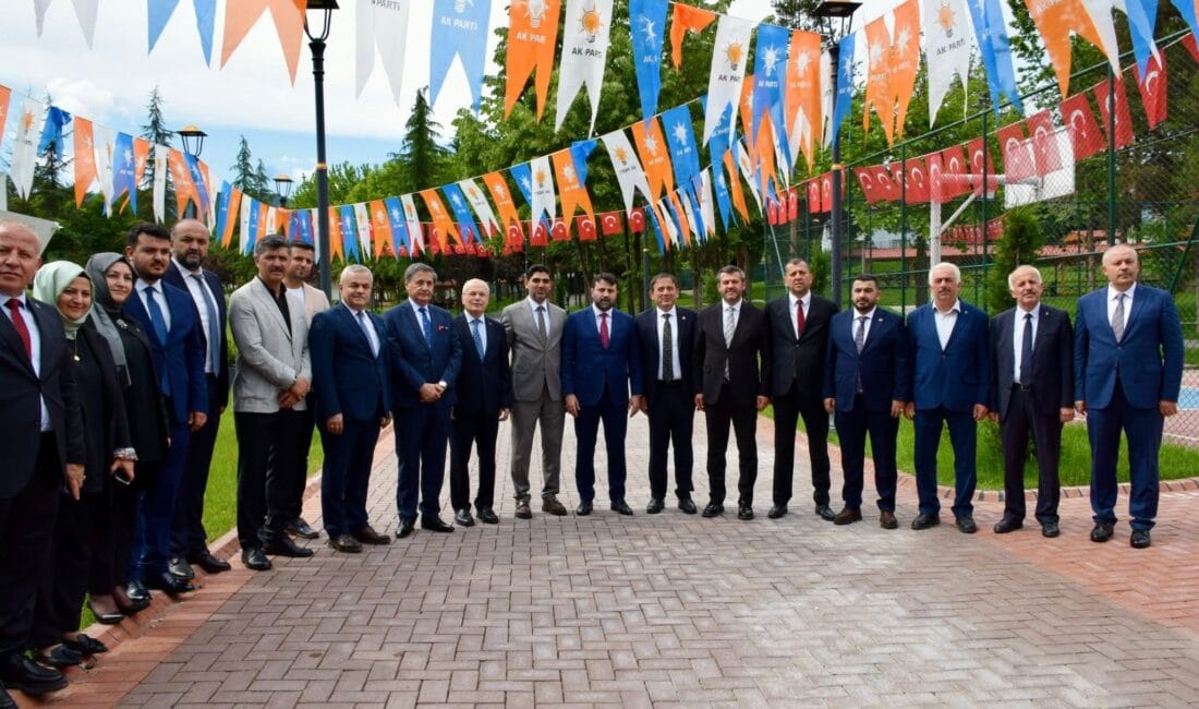 AK PARTİ KARABÜK TEŞKİLATI BAYRAMLAŞMA PROGRAMINDA BİR ARAYA GELDİ AK Parti Karabük Teşkilatı tarafından Kurban Bayramı dolayısıyla bayramlaşma programı