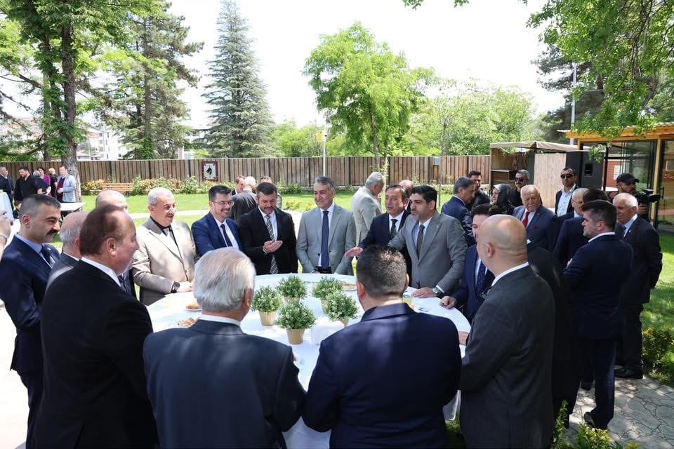 KARABÜK’TE BAYRAMLAŞMA TÖRENİ DÜZENLENDİ Karabük’te Kurban Bayramı dolayısıyla geleneksel bayramlaşma programı gerçekleştirildi. Havuzlu Bahçe