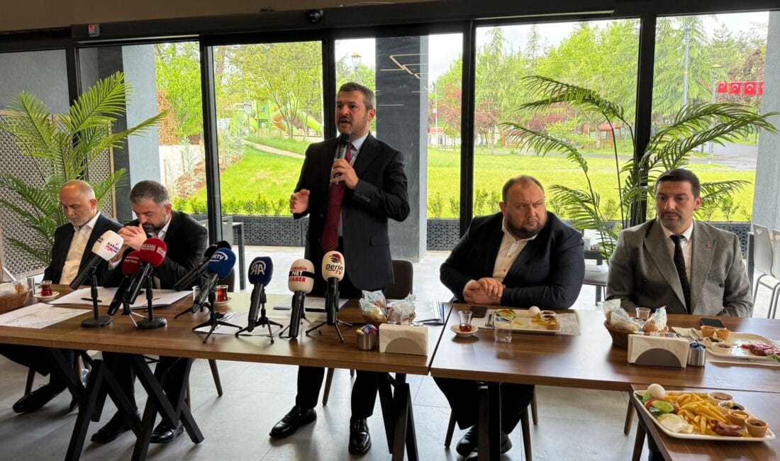 ÇETİNKAYA : “ DEVLET MALINA ZARAR VERENLERE TAHAMMÜL ETMEYECEĞİZ” Karabük Belediye Başkanı Özkan Çetinkaya, şehir genelinde parklara ve sosyal
