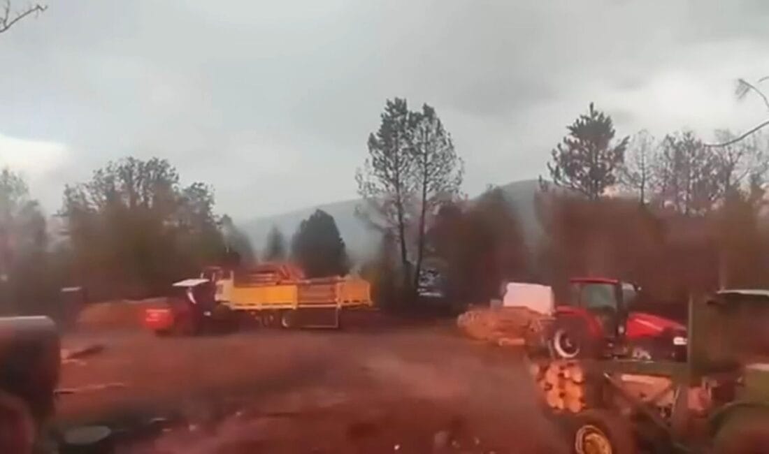OVACIK’TA ORMAN İŞÇİLERİNİN ÇALIŞTIĞI ALANA YILDIRIM DÜŞTÜ Karabük’ün Ovacık ilçesinde orman işçilerinin çalıştığı alana yıldırım düşme anı