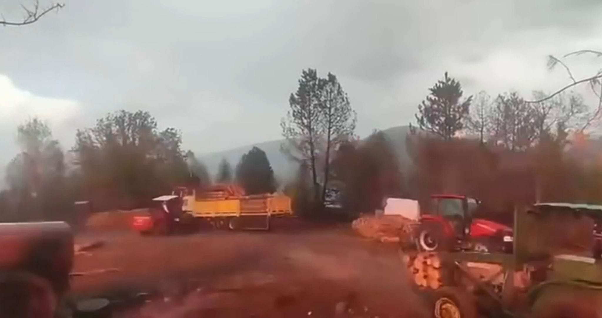 Karabük’ün Ovacık ilçesinde orman işçilerinin çalıştığı alana yıldırım düşme anı