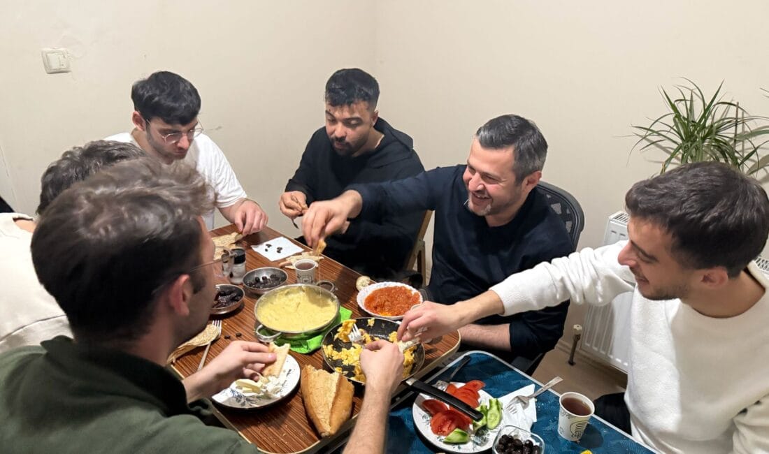 BAŞKAN ÇETİNKAYA :”GENÇLER BELEDİYEDE BİR KARDEŞİNİZ VAR HER KONUDA KAPIMIZ ARDINA KADAR AÇIK” Türkiye’nin en genç il belediye başkanı unvanını taşıyan Karabük Belediye