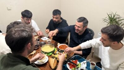 BAŞKAN ÇETİNKAYA :”GENÇLER BELEDİYEDE BİR KARDEŞİNİZ VAR HER KONUDA KAPIMIZ ARDINA KADAR AÇIK” Türkiye’nin en genç il belediye başkanı unvanını taşıyan Karabük Belediye