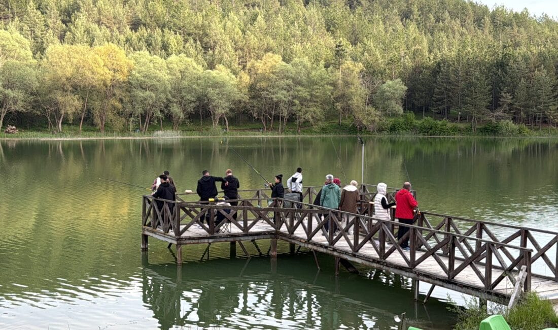 EFLANİ ORTAKÇILAR GÖLETİ BAYRAMDA ZİYARETÇİ AKININA UĞRADI Karabük’ün Eflani ilçesinde bulunan Ortakçılar Göleti, Kurban Bayramı tatilinde doğayla