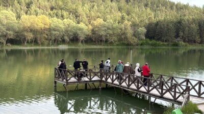 EFLANİ ORTAKÇILAR GÖLETİ BAYRAMDA ZİYARETÇİ AKININA UĞRADI Karabük’ün Eflani ilçesinde bulunan Ortakçılar Göleti, Kurban Bayramı tatilinde doğayla