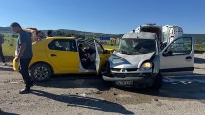 Eflani’de Hafif ticari araç ile taksi çarpıştı; 4 yaralı Eflani’de