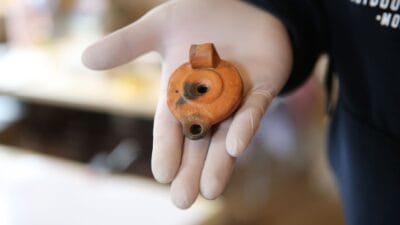 HADRİANOPOLİS’TE ROMA DÖNEMİNE AİT MEZAR KEŞFEDİLDİ Karabük'ün Eskipazar ilçesinde bulunan ve "Karadeniz'in Zeugması" olarak adlandırılan Hadrianopolis