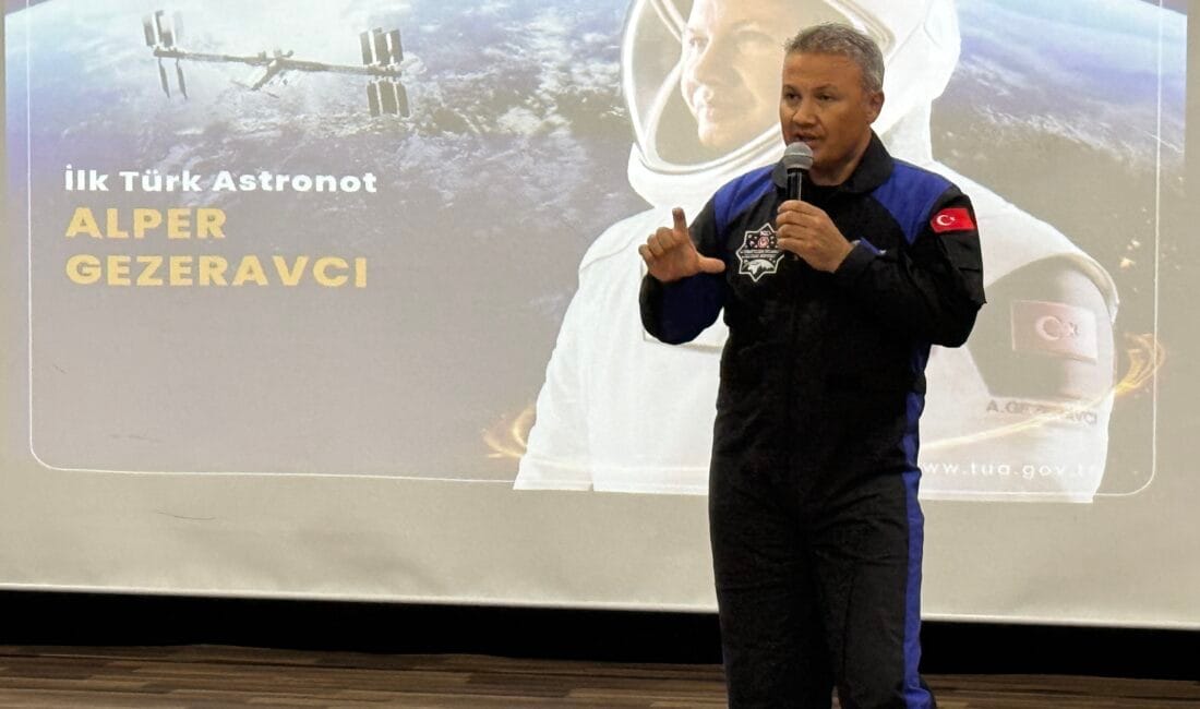 TÜRKİYE’NİN İLK ASTRONOTU ALPER GEZERAVCI SAFRANBOLU’DA ÖĞRENCİLERLE BULUŞTU Türkiye’nin ilk astronotu Alper Gezeravcı Karabük’ün Safranbolu ilçesinde Şehit Murat