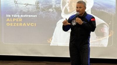 TÜRKİYE’NİN İLK ASTRONOTU ALPER GEZERAVCI SAFRANBOLU’DA ÖĞRENCİLERLE BULUŞTU Türkiye’nin ilk astronotu Alper Gezeravcı Karabük’ün Safranbolu ilçesinde Şehit Murat