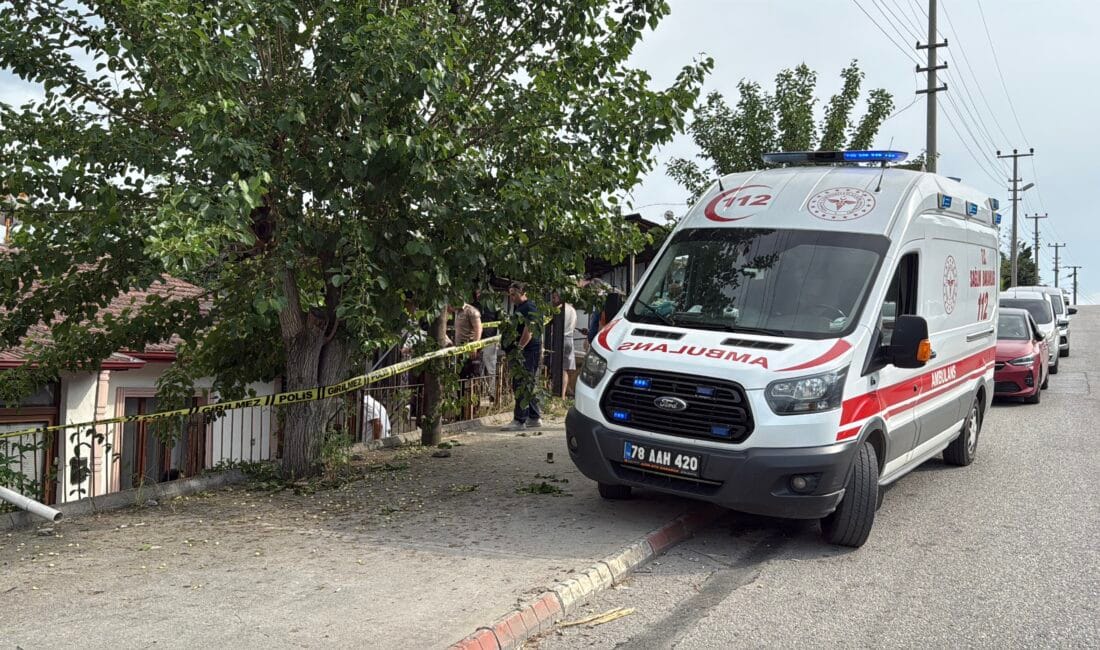Karabük’te 60 yaşındaki Dursun Kurt, babasına ait evin girişinde hareketsiz