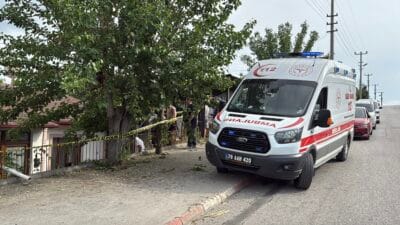Karabük’te 60 yaşındaki Dursun Kurt, babasına ait evin girişinde hareketsiz