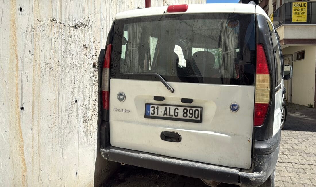 Karabük’te aküsü biten hafif ticari aracını çalıştırmak için iterken araç