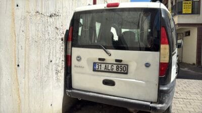 Karabük’te aküsü biten hafif ticari aracını çalıştırmak için iterken araç