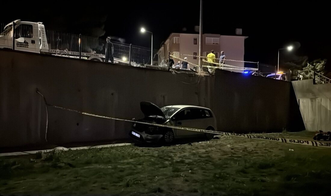 Karabük’ün Safranbolu ilçesinde sürücünün direksiyon hakimiyetini kaybetmesi sonucu otomobil apartmanın