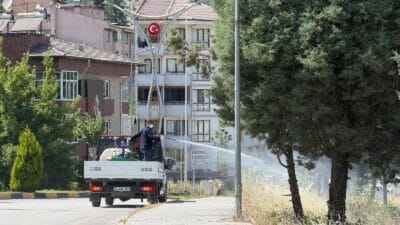 Karabük Belediyesi, yaz aylarının gelmesiyle birlikte şehir genelinde sinek ve