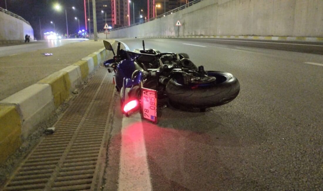 Karabük’te orta refüjde bulunan aydınlatma direğine çarpan motosiklette bulunan yabancı