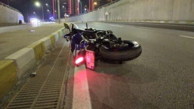Karabük’te orta refüjde bulunan aydınlatma direğine çarpan motosiklette bulunan yabancı